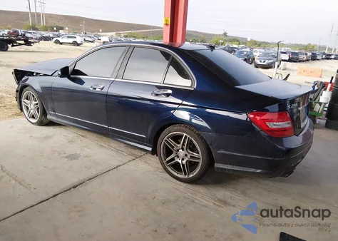 2013 Mercedes-Benz C 250 Luxury/Sport z USA, uszkodzony, nr VIN WDDGF4HB0DR259573